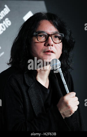 Directeur Shunji Iwai parle pendant une étape d'accueil pour le film Lettre d'amour à TOHO CINEMAS à Roppongi Hills le 28 octobre 2016, Tokyo, Japon. L'examen préalable est le cadre de la 29e Festival International du Film de Tokyo qui est l'un des plus grands festivals du film en Asie où les fans peuvent s'approcher d'acteurs et d'administration au cours de la phase d'accueil. Le format TIFF est le seul festival japonais accrédité par la Fédération internationale des associations de producteurs de films (FIAPF) et se déroule du 25 octobre au 3 novembre. © Rodrigo Reyes Marin/AFLO/Alamy Live News Banque D'Images