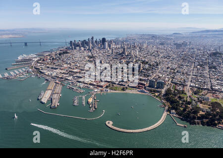 Vue aérienne du quartier du port de plaisance, Fishermans Wharf et le centre-ville de San Francisco, en Californie. Banque D'Images