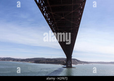 Sous le Golden Gate Bridge dans la baie de San Francisco. Banque D'Images