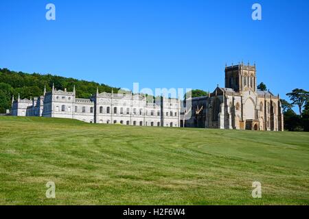 Voir l'église abbatiale de Milton et de l'école, Milton Abbas, Dorset, Angleterre, Royaume-Uni, Europe de l'Ouest. Banque D'Images