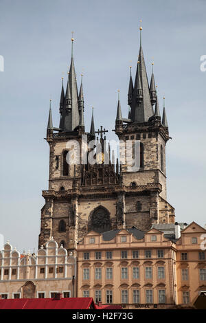 L'église Notre Dame de Tyn avant la place de la vieille ville, à Prague. Banque D'Images