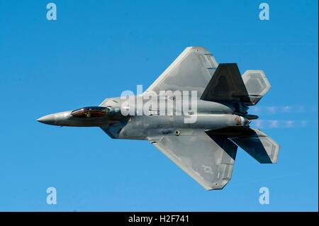 Un U.S. Air Force F-22 Raptor avion de chasse furtif effectue des manœuvres aériennes au cours d'une manifestation pour l'AirPower sur Hampton Roads, journée portes ouvertes à la base aérienne de Langley 24 Avril, 2016 à Hampton, en Virginie. Banque D'Images