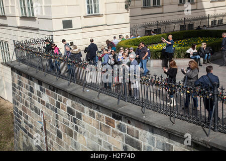 L'amour des verrous sur les rails à côté du pont Charles, Prague. Banque D'Images