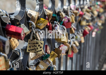 L'amour des verrous sur les rails à côté du pont Charles Prague Banque D'Images