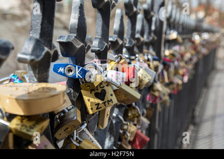 L'amour des verrous sur les rails à côté du pont Charles Prague Banque D'Images