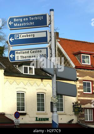 Des panneaux de direction d'information touristique de la circulation à l'angle de la Daalhemerweg dans le marché ville de Valkenburg Hollande du Sud Limbourg Pays-Bas NL 2016 Banque D'Images