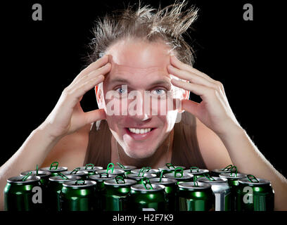 Hangover.l'homme ivre et a beaucoup de boîtes de bière vides Banque D'Images