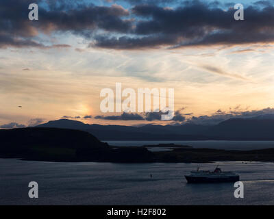 Dernier Ferry de Mull arrivant dans la baie d'Oban au crépuscule de McCaigs Tower Oban Argyll and Bute, Ecosse Banque D'Images