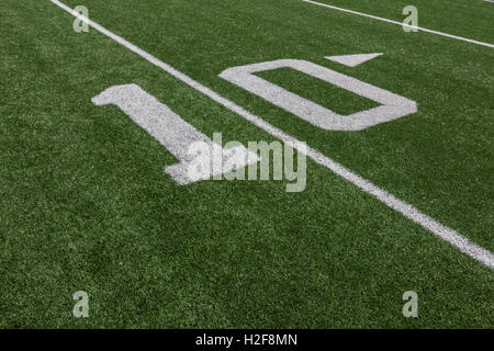 Le Yardage marqueurs sur un terrain de football. Banque D'Images