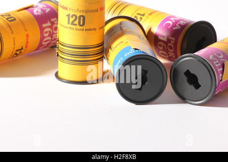 Appareil moyen format film photographique rolls on white background, studio shot Banque D'Images