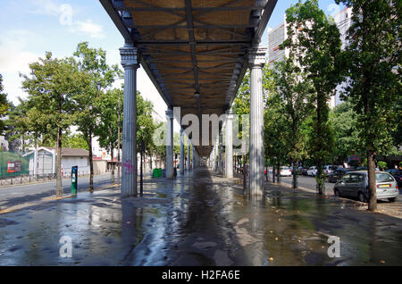 Paris, France, métro ligne 6, sous la partie surélevée Banque D'Images