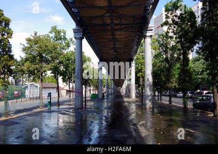 Paris, France, métro ligne 6, sous la partie surélevée Banque D'Images