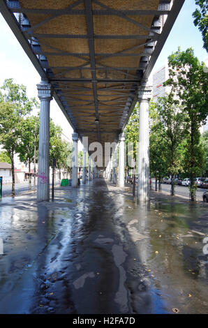 Paris, France, métro ligne 6, sous la partie surélevée Banque D'Images