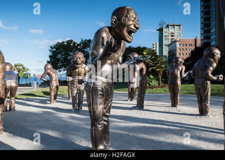 A-maze-ing Le rire est une sculpture en bronze de Yue Minjun situé à Vancouver en Colombie-Britannique. Banque D'Images