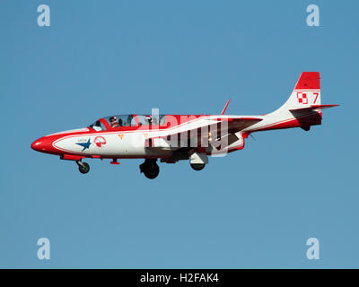 Le PZL TS-11 Iskra jet trainer avion de l'Armée de l'Air polonaise les Bialo-Czerwone Iskry patrouille acrobatique (blanc et rouge) Sparks Banque D'Images