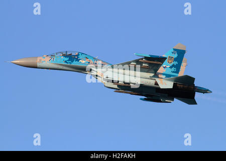 L'aviation militaire. Sukhoi Su-27UB Flanker jet avion de chasse de l'Ukraine Air Force volant dans le ciel Banque D'Images