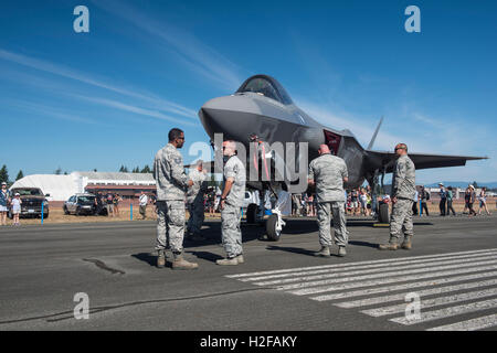 La garde côtière des aviateurs américains F-35 Stealth Fighter un jet, au spectacle aérien d'Abbotsford, en Colombie-Britannique. Banque D'Images