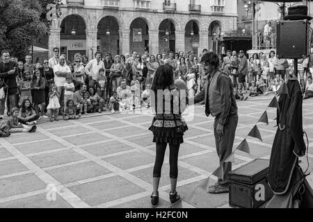 Dans le carré de Mimo Pombo ville de Santander, Cantabria, Espagne, l'exécution devant le public. Banque D'Images