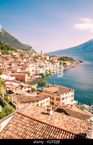 Panorama de Limone sul Garda, une petite ville sur le lac de Garde, Italie. Banque D'Images