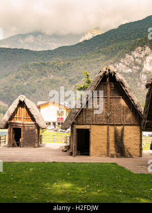 Logement pile-paléolithique près de Lac de Ledro, site de l'Unesco dans le nord de l'Italie Banque D'Images