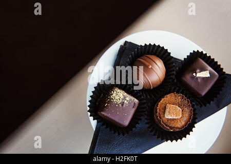 Assortiment de chocolats faits à la main sur une plaque. Vue de dessus. Banque D'Images