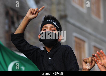 Srinagar, Inde. 27 Sep, 2016. Garçon masqué criant des slogans pro-liberté pendant un anti-Inde mars à Srinagar, au Cachemire sous contrôle indien. Les tensions englouti Valley le 8 juillet lorsqu'un commandant du Hezb Burhan Wani a été tué dans une rencontre avec les forces gouvernementales. Plus de 86 civils ont été tués depuis l'agitation alors que 11 000 ont été blessés. © Umer Asif/Pacific Press/Alamy Live News Banque D'Images