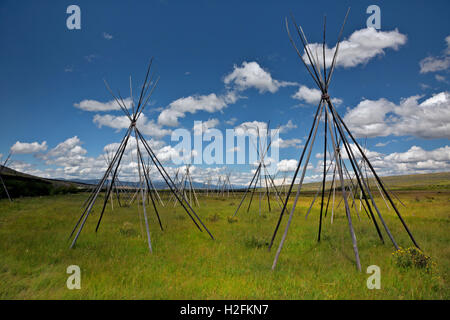 MONTANA- Ghost tipis, des poteaux debout pour marquer l'emplacement de l'endroit où les gens dormaient la nuit du massacre à grand trou. Banque D'Images