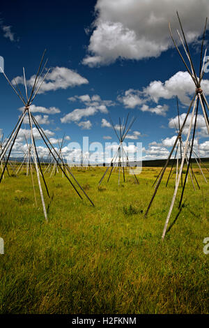 MONTANA- Ghost tipis, des poteaux debout pour marquer l'emplacement de l'endroit où les gens dormaient la nuit du massacre à grand trou. Banque D'Images