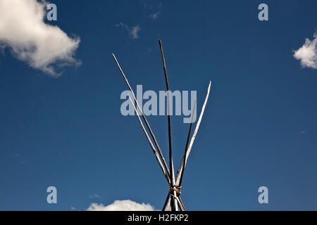 MONTANA- Ghost tepee, poteaux debout pour marquer l'emplacement de l'endroit où les gens dormaient la nuit du massacre à grand trou. Banque D'Images