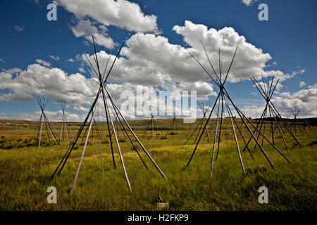 MONTANA- Ghost tipis, des poteaux debout pour marquer l'emplacement de l'endroit où les gens dormaient la nuit du massacre à grand trou. Banque D'Images