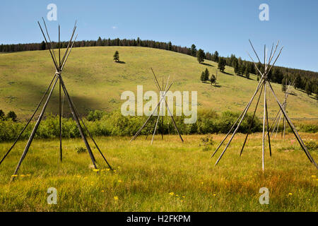 MONTANA- Ghost tipis, des poteaux debout pour marquer l'emplacement de l'endroit où les gens dormaient la nuit du massacre à grand trou. Banque D'Images