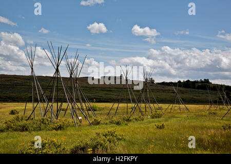 MONTANA- Ghost tipis, des poteaux debout pour marquer l'emplacement de l'endroit où les gens dormaient la nuit du massacre à grand trou. Banque D'Images