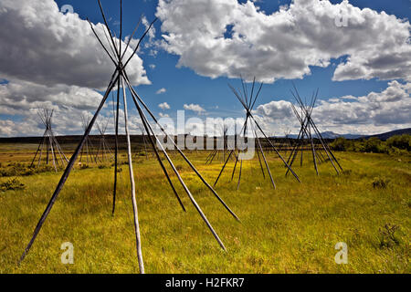 MONTANA- Ghost tipis, des poteaux debout pour marquer l'emplacement de l'endroit où les gens dormaient la nuit du massacre à grand trou. Banque D'Images