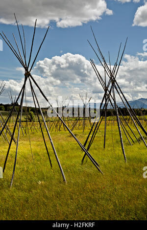 MONTANA - Ghost tipis, des poteaux debout pour marquer l'emplacement d'où le Nez Percé dormaient la nuit du massacre. Banque D'Images