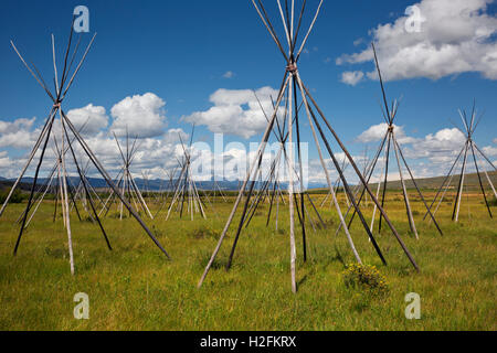 MONTANA - Ghost tipis, des poteaux debout pour marquer l'emplacement d'où le Nez Percé dormaient la nuit du massacre. Banque D'Images