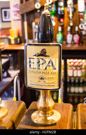 Clip de la pompe pour l'EPA de Marston sur un bar, Queen's Head Pub, Hedon, East Riding, Yorkshire, Angleterre Banque D'Images