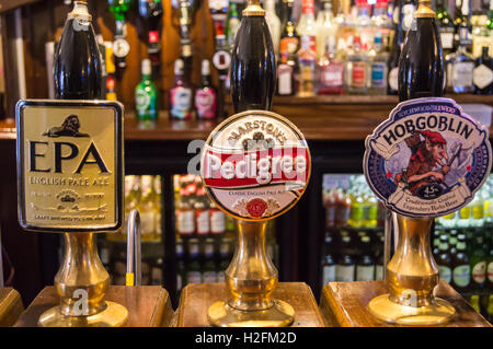 Clips de la pompe pour Marston's Pedigree, l'EPA et Wychwood Hobgoblin sur un bar, Queen's Head Pub, Hedon, East Riding, Yorkshire, Angleterre Banque D'Images