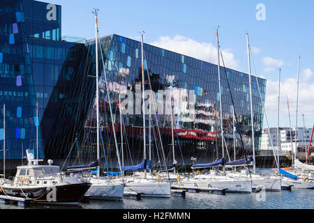 Bateau de croisière MV Fram reflétée en verre sur Harpa concert hall conference centre immeuble avec yachts dans la marina. Reykjavik Islande Banque D'Images