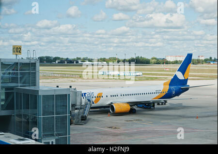 Kiev, Ukraine - 15 août 2016 : appareil de manutention au sol d'air dans le tat aéropor Boryspil près de Kiev, Ukraine. Banque D'Images