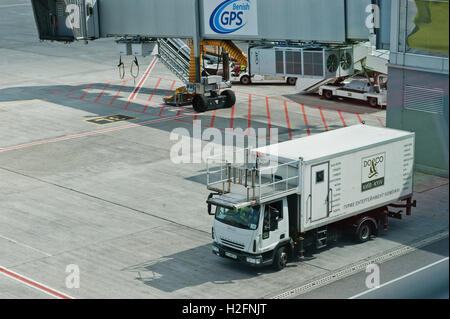 Kiev, Ukraine - 15 août 2016 : l'aéroport de véhicules de dégivrage. Véhicule de dégivrage d'éléphants à l'aéroport de Boryspil près de Kiev, Ukraine. Banque D'Images