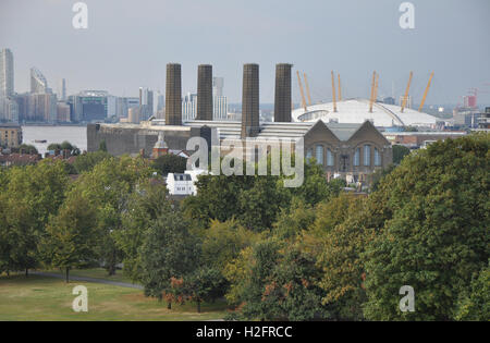 Photo de la vue depuis l'observatoire de Greenwich en regardant vers la péninsule de Greenwich et montrant le dôme de l'O2 arena. Banque D'Images