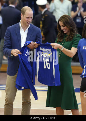 Le duc et la duchesse de Cambridge sont présentés avec des t-shirts personnalisés qu'ils rencontrent les membres de l'équipe de volleyball féminin de l'Université de la Colombie-Britannique au cours d'une visite à son campus à Kelowna, Canada, le quatrième jour de la tournée royale au Canada. Banque D'Images