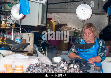 Les poissonniers au travail à côté du port à Arica, sur la côte Pacifique du nord du Chili Banque D'Images