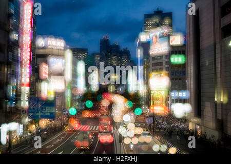 Koshu Kaido, en face de la gare de Shinjuku, Tokyo, Japon Banque D'Images