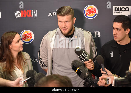 Auckland, Nouvelle-Zélande. 28 Sep, 2016. Le boxeur Russe Alexander Dimitrenko géant parle aux médias lors de la conférence de presse à Auckland le Sep 28, 2016. Credit : Shirley Kwok/Pacific Press/Alamy Live News Banque D'Images