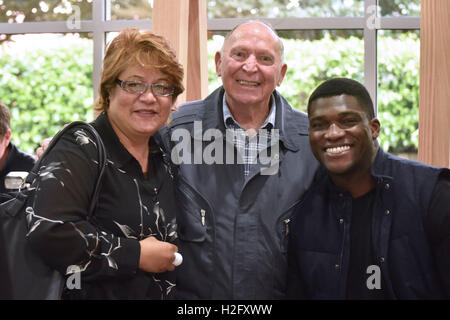 Auckland, Nouvelle-Zélande. 28 Sep, 2016. Sara Parker (L), Dave Cameron (M) et la Pologne a Ugonoh Izu.(R) posent pour l'appareil photo lors de la conférence de presse à Auckland le Sep 28, 2016. Credit : Shirley Kwok/Pacific Press/Alamy Live News Banque D'Images