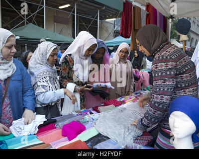 Shopping pour les femmes en hidjab Street juste à l'American Muslim Day Parade à New York, 2016. Banque D'Images