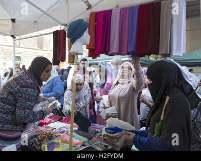 Shopping pour les femmes en hidjab foire de rue après l'American Muslim Day Parade à New York, 2016. Banque D'Images