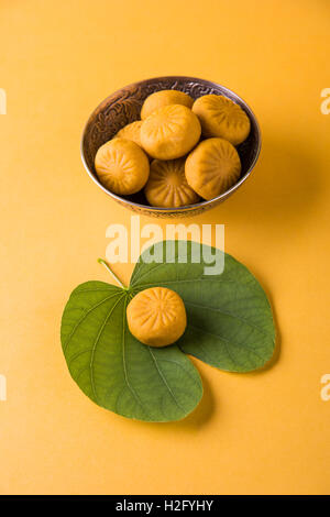 Carte de souhaits disant heureux vijayadashmi ou happy dussehra festival de dussehra, indien, montrant la feuille de l'apta ou Bauhinia racemosa Banque D'Images