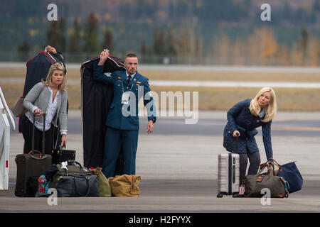 La duchesse de Cambridge's PA et styliste Natasha Archer (à gauche) et coiffure Amanda Cook Tucker (droit) Arrivée à l'aéroport de Whitehorse à Whitehorse, Canada, au cours de la quatrième journée de la visite royale au Canada. Banque D'Images